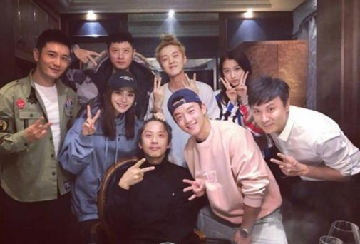 鹿晗关晓彤同框 给王祖蓝庆生之余让网民怒吃狗粮