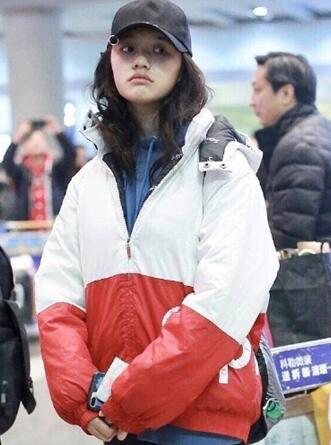 林允素颜出镜睡眼惺忪 面对镜头笑容灿烂