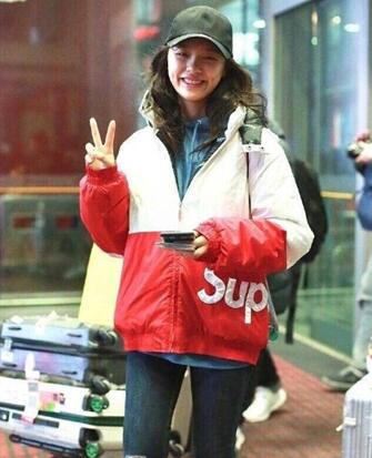 林允素颜出镜睡眼惺忪 面对镜头笑容灿烂