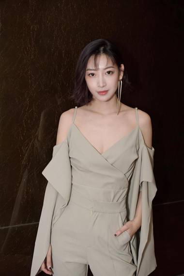 温雅主持网综《锋味》发布会 幽默互动谢霆锋屡爆笑点