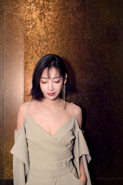 温雅主持网综《锋味》发布会 幽默互动谢霆锋屡爆笑点