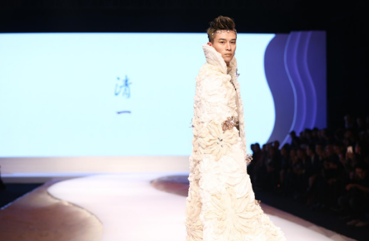 李辰乐演绎丝绸之路国际时装周开幕大秀