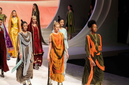 李辰乐演绎丝绸之路国际时装周开幕大秀