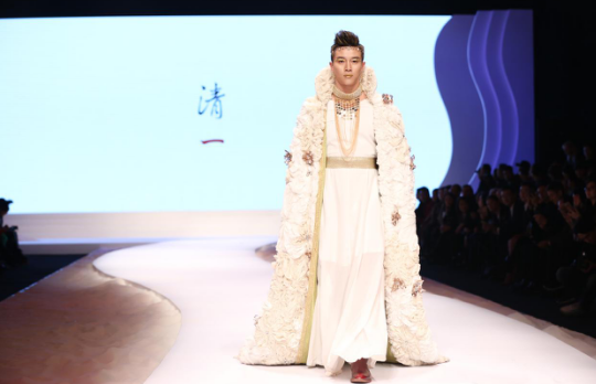 李辰乐演绎丝绸之路国际时装周开幕大秀