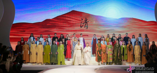 李辰乐演绎丝绸之路国际时装周开幕大秀
