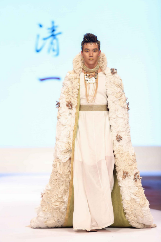李辰乐演绎丝绸之路国际时装周开幕大秀