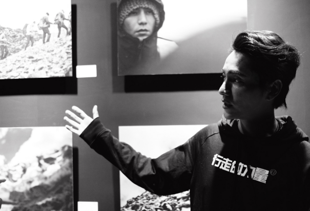 行走的力量分享展开幕 陈坤手写明信片给七年前的自己