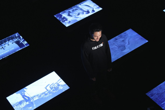 行走的力量分享展开幕 陈坤手写明信片给七年前的自己