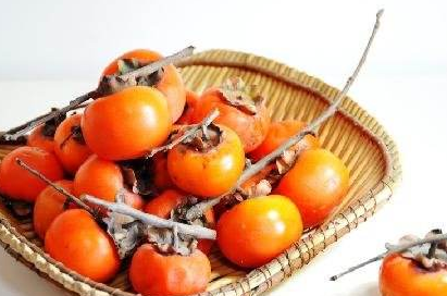 男人冬吃柿子好处多 但是最好不要空腹吃