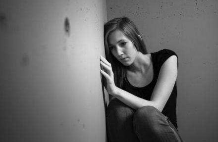 抑郁症严重困扰患者的生活和工作，给家庭和社会带来沉重负担