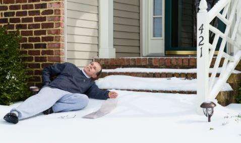 老人意外摔倒的原因 分内因和外因2种