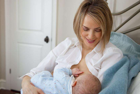 坚持母乳喂养给孩子最好的爱