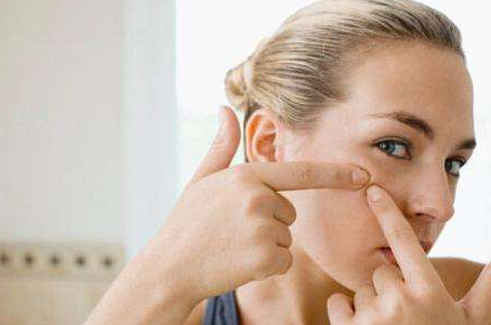 这个地方的痘痘千万不要挤！小心有生命危险