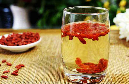 每天都用枸杞泡水喝会怎样？枸杞这样吃更养生！