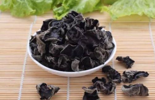 不爱喝水很伤肾&nbsp;常吃黑色食物可调养