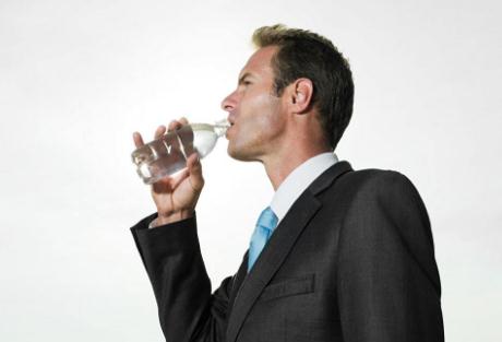 喝什么水有助于睡眠？这三种人不宜夜间饮水