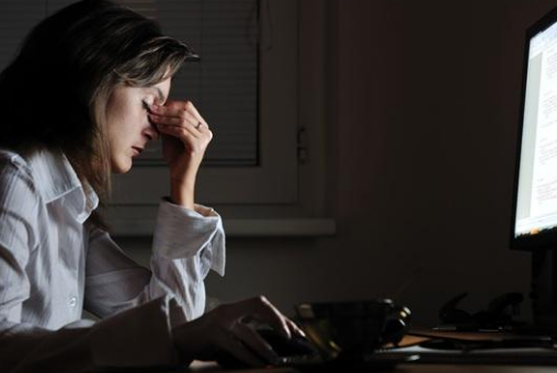 熬夜对身体有哪些危害呢？&nbsp;熬夜的七大危害