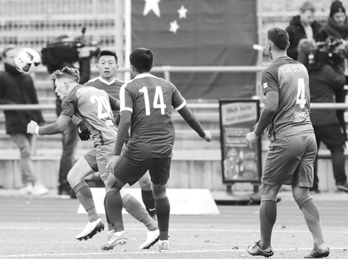 观众席被挂“藏独”旗挑衅 中国球员在德退场抗议