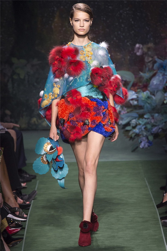 奇幻花境跃然而生 FENDI 2017秋冬高定秀