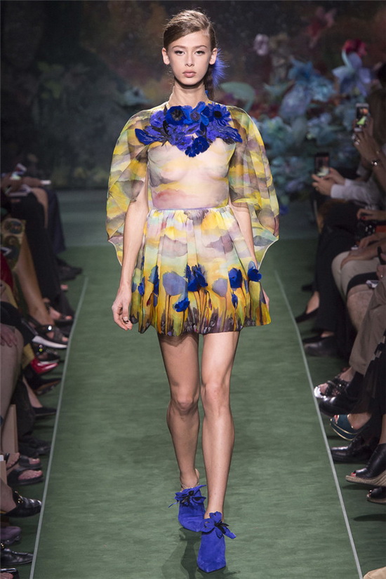 奇幻花境跃然而生 FENDI 2017秋冬高定秀