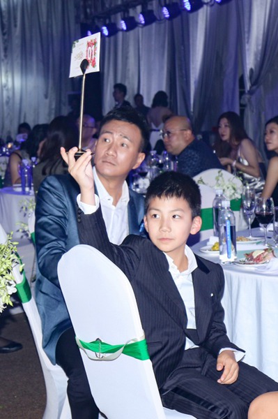 胡军全家亮相嫣然天使 父子齐力竞价为爱发声