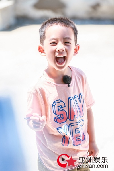 陈小春曝二胎生女愿望 承诺上《爸爸5》“好好变形”