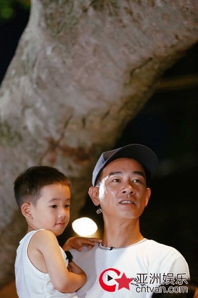 陈小春曝二胎生女愿望 承诺上《爸爸5》“好好变形”