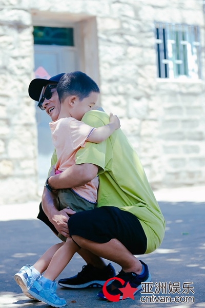 陈小春曝二胎生女愿望 承诺上《爸爸5》“好好变形”