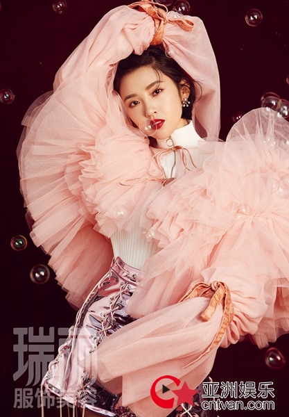 唐艺昕登杂志封面 百般姿态展秋日温暖气质