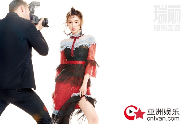 唐艺昕登杂志封面 百般姿态展秋日温暖气质