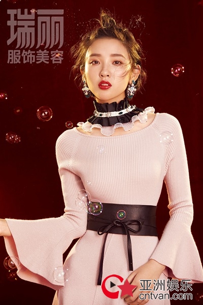 唐艺昕登杂志封面 百般姿态展秋日温暖气质