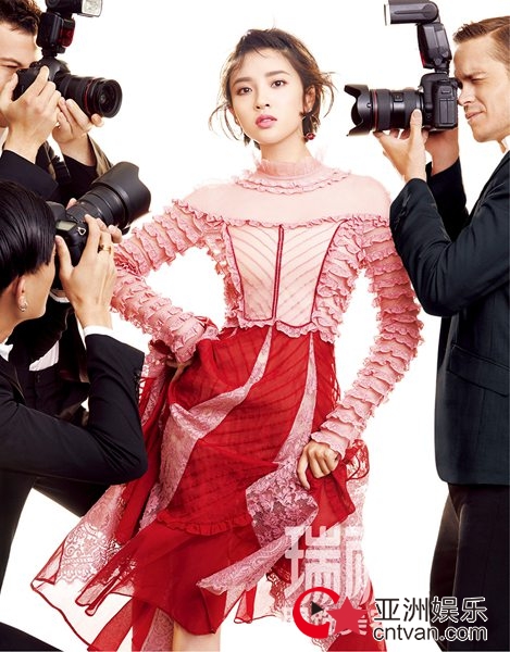 唐艺昕登杂志封面 百般姿态展秋日温暖气质