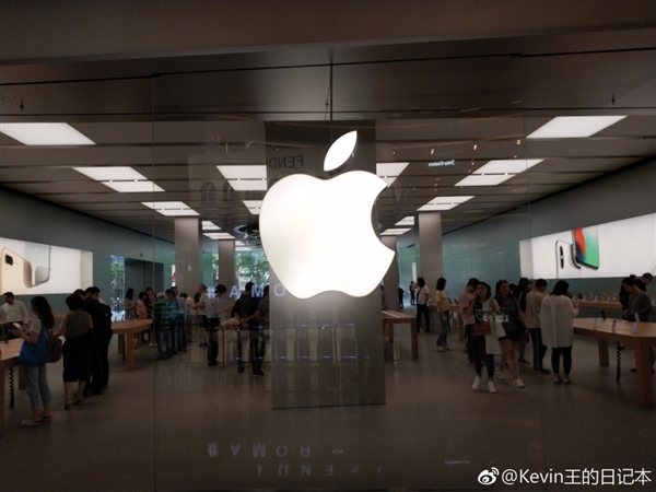 暴跌500元！iPhone 8卖不出：苹果店罕见全部现货