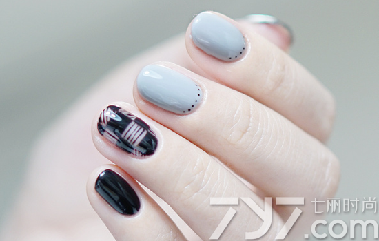 手绘格子美甲教程 简约时尚格子款式