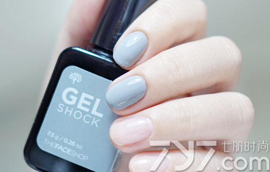 手绘格子美甲教程 简约时尚格子款式