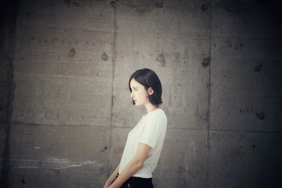 娜扎美图一波 清爽短发文艺范儿十足