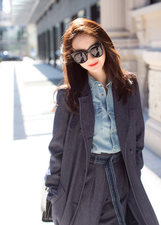 戚薇抵达米兰 长风衣洒脱开启秋天模式