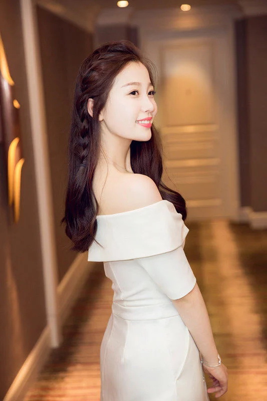 白色长裙，雪白香肩，时尚大气，温柔甜美