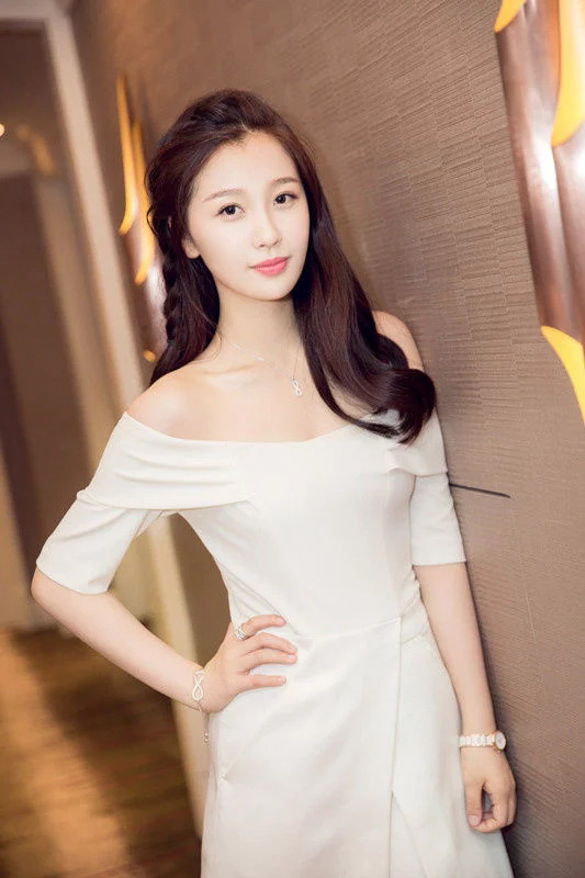 白色长裙，雪白香肩，时尚大气，温柔甜美