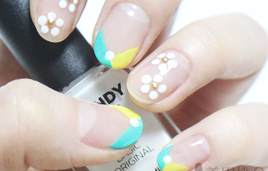 撞色五瓣花美甲教程 瞬间让你少女心十足