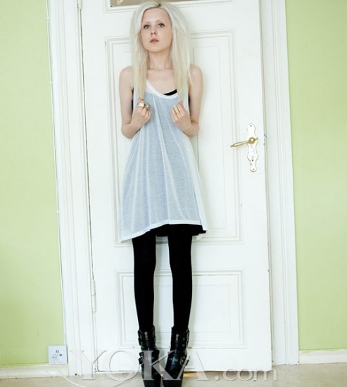 简约黑白 优雅赫本风席卷欧美街头