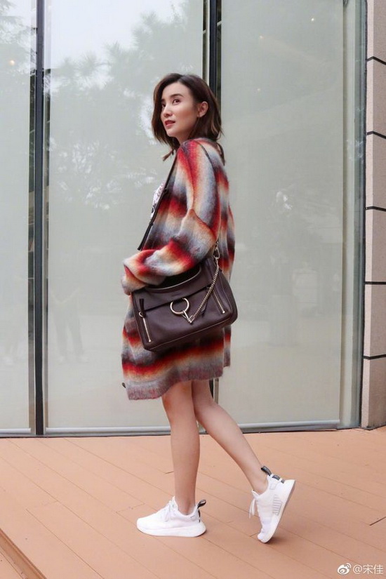 宋佳晒早秋穿搭照 长外套配短裤露细白小腿