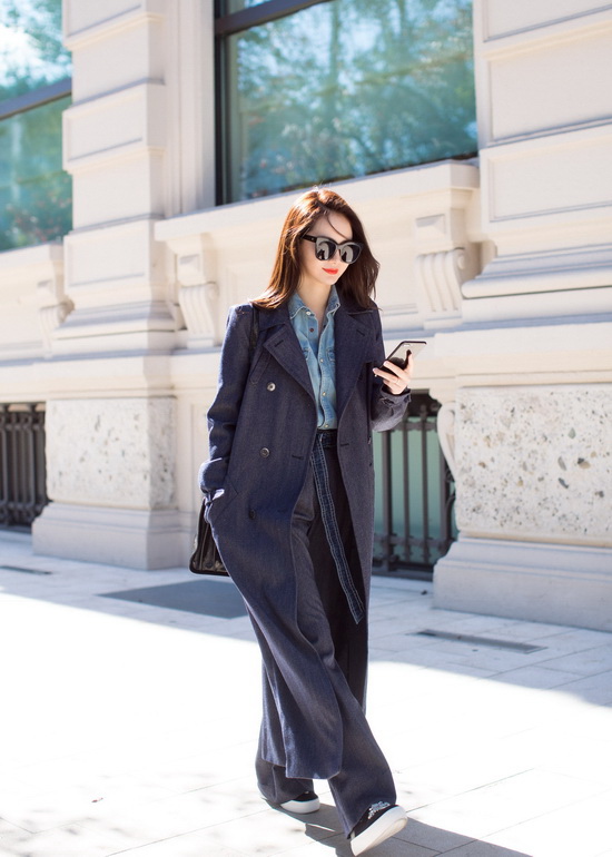 戚薇抵达米兰 长风衣洒脱开启秋天模式