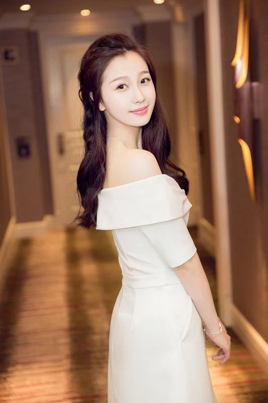 白色长裙，雪白香肩，时尚大气，温柔甜美