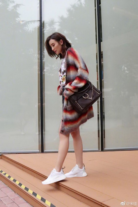 宋佳晒早秋穿搭照 长外套配短裤露细白小腿