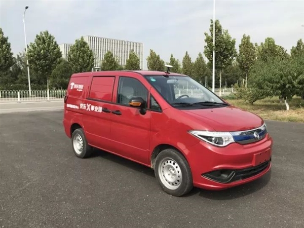 京东无人轻型货车亮相：可探知150米外的障碍物