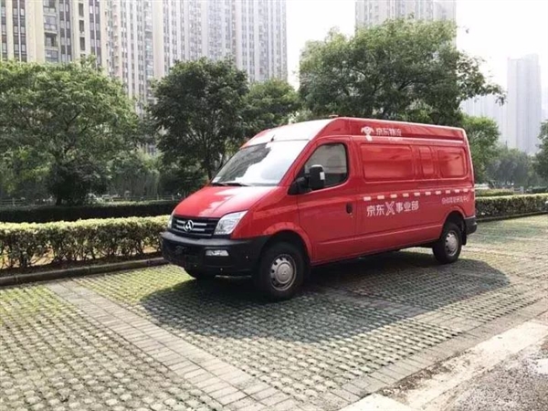京东无人轻型货车亮相：可探知150米外的障碍物