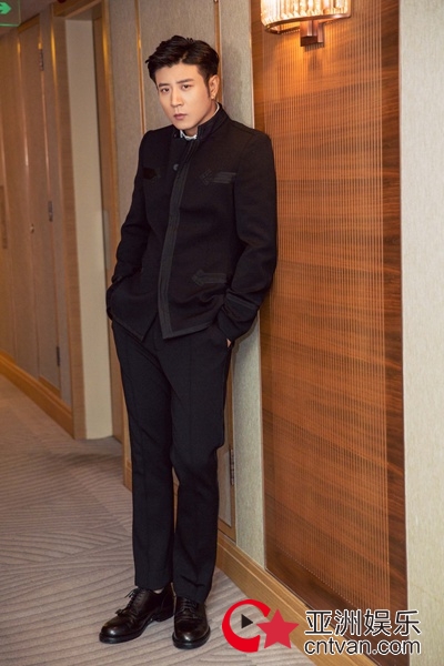 高晓攀复古写真曝光 帅气演绎不羁撩人