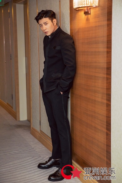 高晓攀复古写真曝光 帅气演绎不羁撩人