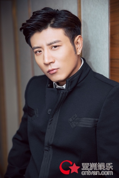 高晓攀复古写真曝光 帅气演绎不羁撩人